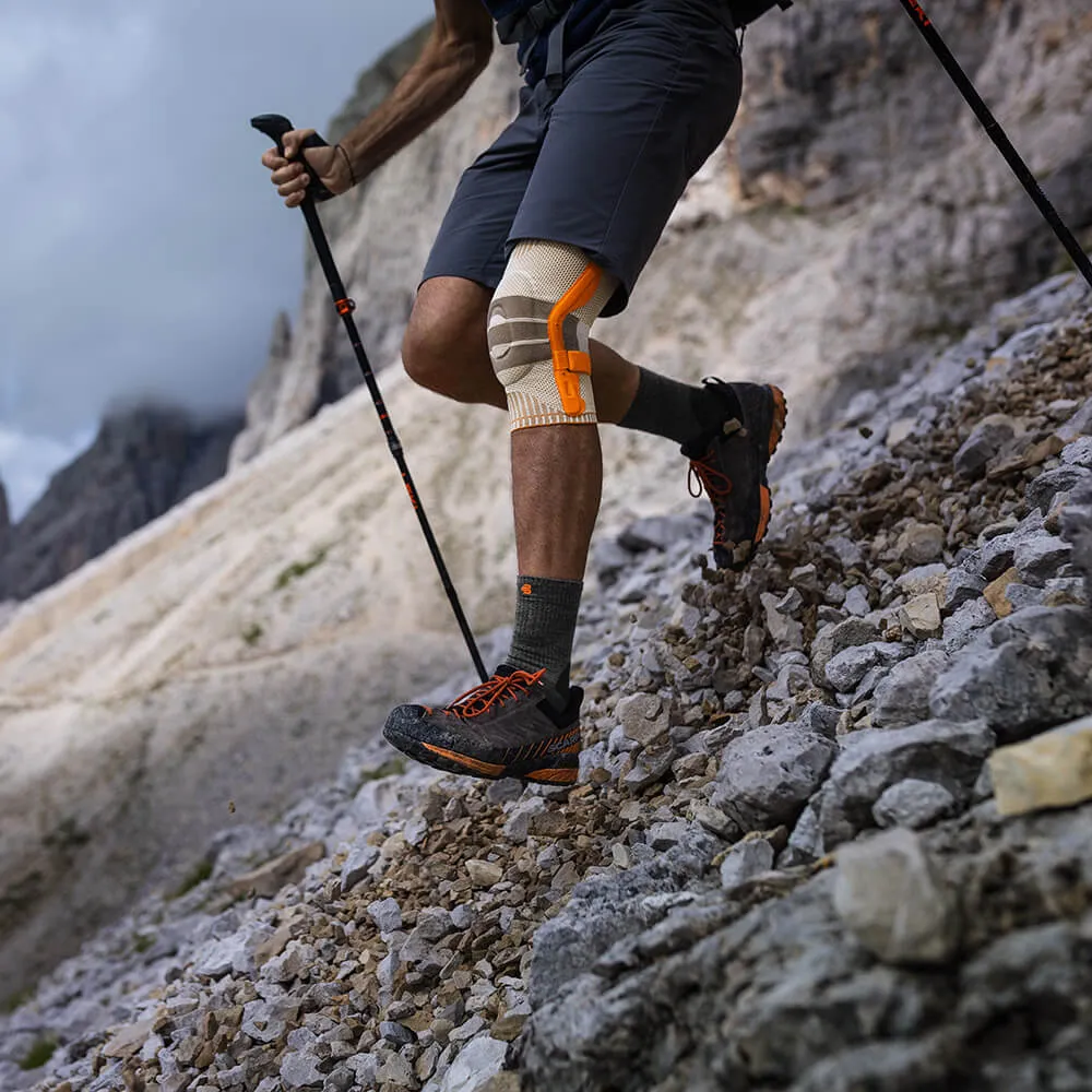 wandern-hiking-outdoor-men-knee-support-action.webp