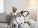 Dam-sitter-i-soffan-kopia-min.webp