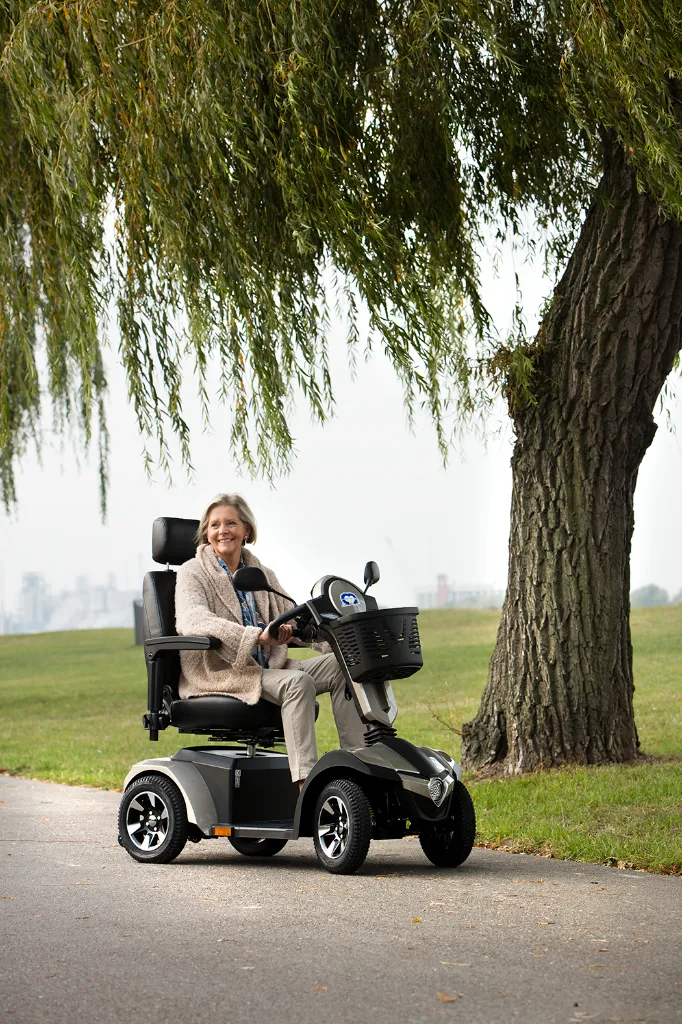 Mercurius 4D with lady at parklane - sideview.webp
