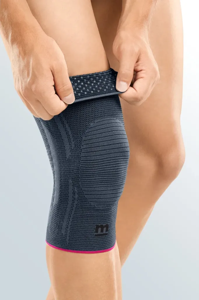 genumedi-knee-support-silver-silicone-burls-m-96519.webp